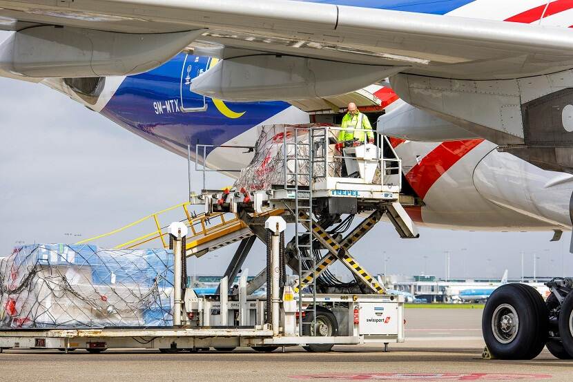 Goederen laden vrachtvliegtuig Schiphol