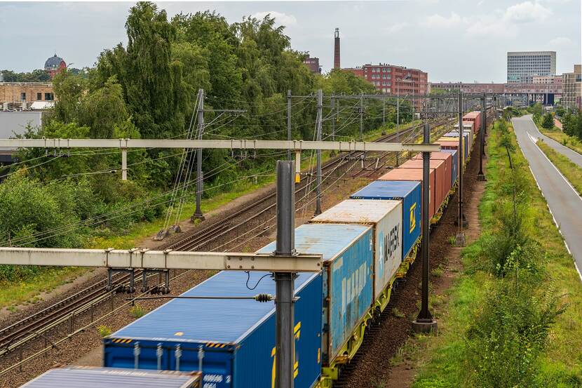 Goederentrein rijdt door Breda