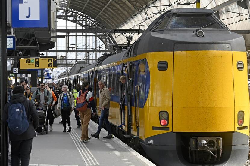 Treinreizigers station Amsterdam Centraal